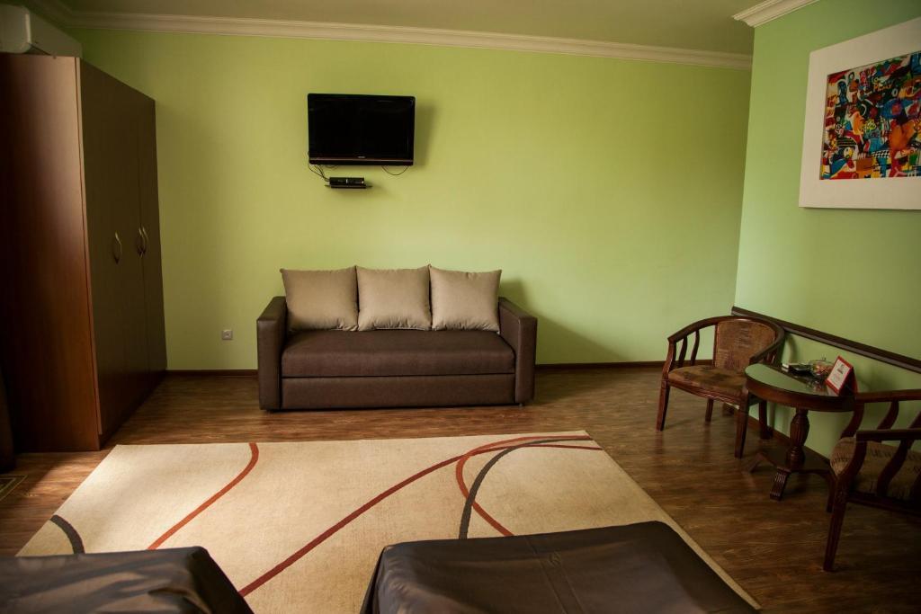 Отель Hin Yerevantsi Номер фото